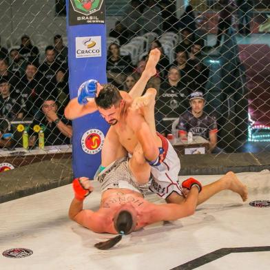 A 14ª edição do JVT Championship foi realizada no sábado (8), no Ginásio do Vascão em Caxias. Na foto, Leandro Barbosa (em cima) venceu Willian Polus.