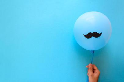  PORTO ALEGRE, RS, BRASIL,05/11/2019-  balão azul com um bigode de papel (Foto: thayra83 / stock.adobe.com)Fonte: 219812691