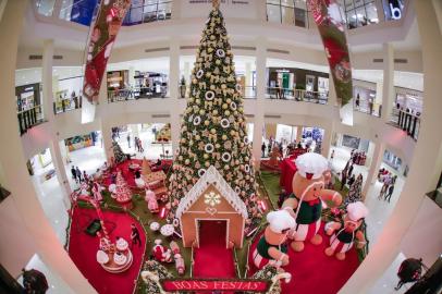 Com cerca de 20 artistas embalados por músicas natalinas o Shopping Iguatemi (Avenida João Wallig, 1800) realizou, na noite desta quarta-feira (6), a abertura da temporada de Natal 2019. A primeira Parada de Natal reuniu dezenas de pessoas nos corredores do centro de compras, que observaram e fotografaram os personagens ¿ com figurinos inspirados na temática deste ano: Tudo fica mais doce no Natal.