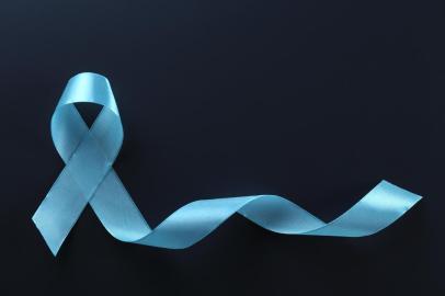 Blue awareness ribbon - symbol for fighting prostate cancer, support the survivors and child abuse awareness. Isolated on white background, copy space, close up, top view, flat lay.PORTO ALEGRE, RS, BRASIL,07/11/2019- Fita azul da conscientização - símbolo para combater o câncer de próstata, apoiar os sobreviventes e conscientização sobre abuso infantil. (Foto: Evrymmnt /stock.adobe.com)Fonte: 298002820