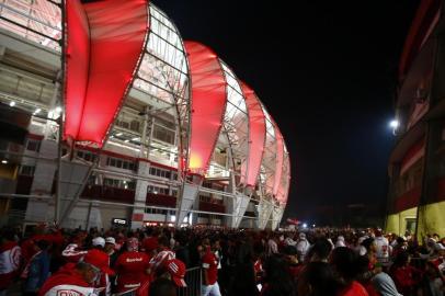  PORTO ALEGRE, RS, BRASIL, 19-09-2019: Torcida no lado de fora do Estádio Beira Rio, durante a final entre Inter e Athletico Paranaense (FOTO FÉLIX ZUCCO/AGÊNCIA RBS, Editoria de Esportes).