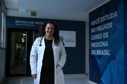  PORTO ALEGRE, RS, BRASIL - Retrato da Daline da Silva, 28 anos, aluna do 8° semestre em Medicina, pelo Prouni. Matéria conta a história de cinco jovens que conquistaram oportunidades com a nota do Enem. Daline é de Goiás, terminou o ensino médio em 2009 e voltou a estudar anos mais tarde. Chegou a começar Relações Internacionais da UFRGS, mas mudou para Medicina depois de fazer um técnico em Radiologia. Ganhou a bolsa em Medicina na PUCRS com a nota do Enem de 2016.