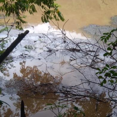 Depois de dois rompimentos em sequência de uma lagoa artificial às margens da ERS-452, em Nova Palmira, zona rural de Caxias do Sul, local volta a ficar cheio e ameaça romper novamente. Ponto fica no Km 26 da rodovia.