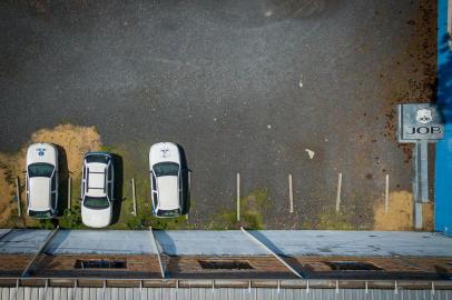  PORTO ALEGRE, RS, BRASIL, 01/10/2019: Sede das empresas Job Recursos Humanos e Job Segurança e Vigilância na Rua Santos Dumont, esquina com a Rua Brasil.  O prédio está para alugar e há sinais de abandono de carros no pátio. (Foto: Omar Freitas / Agência RBS)Local: Porto Alegre