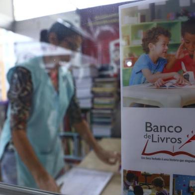  PORTO ALEGRE, RS, BRASIL, 07/11/2019: Projeto Banco de Livros completa 10 anos.Equipe está na Feira do Livro recolhendo doações. Na foto: Edeni Ramos Machado, voluntária há cinco anos (de cabelo amarrado)Indexador: ISADORA NEUMANN