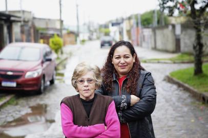  PORTO ALEGRE, RS, BRASIL, 12-09-2019: Eva Sílvia da Rocha, 71 anos, e Adriana dos Santos Flores, 41, foram demitidas de empresa terceirizada e ficaram sem receber salários. Elas são ex-funcionárias da FA Recursos Humanos e trabalhavam como cozinheira e auxiliar de cozinha, respectivamente, no CRAS da Restinga, na zona sul. (Foto: Mateus Bruxel / Agência RBS)