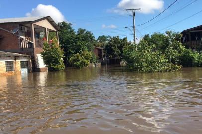  SÃO JERÔNIMO, RS, BRASIL - 07.11.2019 - A cidade de São Jerônimo, na Região Carbonífera, está mais uma vez alagada pelas águas do Rio Jacuí, que avançaram rapidamente no início da tarde de quarta-feira (6). Conforme a Defesa Civil, são 260 pessoas fora de casa, sendo 58 em um abrigo público. O número só não é maior porque muitas casas são construídas em um nível acima ou possuem um segundo andar justamente para as cheias, que sempre ocorrem na mesma época do ano.