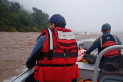 Buscas por jovem desaparecido