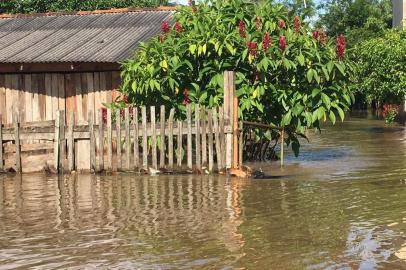 SÃO JERÔNIMO, RS, BRASIL - 07.11.2019 - A cidade de São Jerônimo, na Região Carbonífera, está mais uma vez alagada pelas águas do Rio Jacuí, que avançaram rapidamente no início da tarde de quarta-feira (6). Conforme a Defesa Civil, são 260 pessoas fora de casa, sendo 58 em um abrigo público. O número só não é maior porque muitas casas são construídas em um nível acima ou possuem um segundo andar justamente para as cheias, que sempre ocorrem na mesma época do ano. (Foto: Lucas Abati/Agencia RBS)