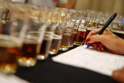  PORTO ALEGRE, RS, BRASIL, 07-11-2019: Final do campeonato internacional de cerveja, que, em 2018, avaliou 1200 amostras de 254 cervejarias nacionais e internacionais. Se trata, segundo os organizadores, de um dos 10 maiores campeonatos do mundo. Na foto, jurados avaliam as melhores amostras de cada estilo (FOTO FÉLIX ZUCCO/AGÊNCIA RBS, Editoria de Porto Alegre).