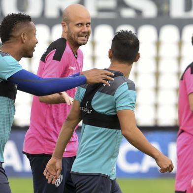 Ecuador's Independiente del Valle coach, Spanish Miguel Angel Ramirez, takes part in a training session at Defensores del Chaco stadium in Asuncion on November 7, 2019, ahead of the Copa Sudamericana final football match against Ecuadorean Independiente del Valle, to take place on November 9. - Efren Mena (Photo by DANIEL DUARTE / AFP)