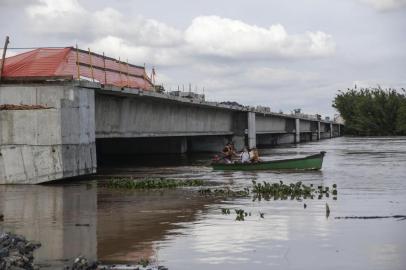  PORTO ALEGRE, RS, BRASIL - 2019.11.07 - Nível da água do Guaíba em relação ao trecho da nova ponte que ficou mais baixa. (Foto: ANDRÉ ÁVILA/ Aência RBS)Indexador: Andre Avila