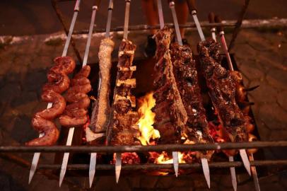  PORTO ALEGRE, RS, BRASIL, 07-02-2019: Manual do churrasqueiro de calçada. Preparação do churrasco no canteiro da Avenida Getúlio Vargas, no Menino Deus. (CARLOS MACEDO/ AGÊNCIA RBS)