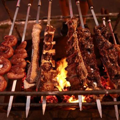  PORTO ALEGRE, RS, BRASIL, 07-02-2019: Manual do churrasqueiro de calçada. Preparação do churrasco no canteiro da Avenida Getúlio Vargas, no Menino Deus. (CARLOS MACEDO/ AGÊNCIA RBS)