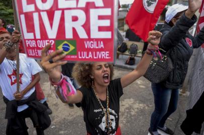  Supporters of former Brazilian President Luiz Inacio Lula da Silva celebrate a Supreme Court's ruling that could benefit him, in front of the Federal Police Headquarters where he is serving prison, in Curitiba, Parana State, Brazil, on November 8, 2019. - Brazil's Supreme Court voted on November 7, to overturn a ruling requiring convicted criminals to go to jail after losing their first appeal, paving the way for leftist icon Lula da Silva to be freed. (Photo by Henry MILLEO / AFP)Editoria: CLJLocal: CuritibaIndexador: HENRY MILLEOSecao: justice and rightsFonte: AFPFotógrafo: STR