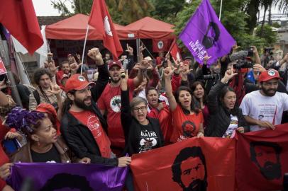  Supporters of former Brazilian President Luiz Inacio Lula da Silva celebrate a Supreme Courts ruling that could benefit him, in front of the Federal Police Headquarters where he is serving prison, in Curitiba, Parana State, Brazil, on November 8, 2019. - Brazils Supreme Court voted on November 7, to overturn a ruling requiring convicted criminals to go to jail after losing their first appeal, paving the way for leftist icon Lula da Silva to be freed. (Photo by Henry MILLEO / AFP)Editoria: CLJLocal: CuritibaIndexador: HENRY MILLEOSecao: justice and rightsFonte: AFPFotógrafo: STR