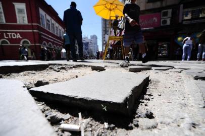  PORTO ALEGRE,RS,BRASIL.2019-03-01.Calçadas esburacadas no cetro de Porto Alegre,colocando em risco,os pedestres qua caminham pelo centro da capital.Na foto.Buracos na Rua Voluntarios da Patria que tem grande fluxo  de pedestres.(RONALDO BERNARDI/AGENCIA RBS).