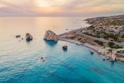  Vista aérea de Petra tou Romiou, também conhecida como rocha de Afrodite, um famoso destino turístico em Paphos, Chipre. A baía do mar da deusa Afroditi local de nascimento ao pôr do sol de cima. (Foto: f8grapher / stock.adobe.com)Indexador: f8grapherFonte: 198528878