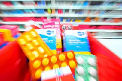  SANTA MARIA, RS, BRASIL, 06-04-2016.Reajuste dos medicamentos.FOTO: GERMANO RORATO/AGÊNCIA RBS, GERALIndexador: GERMANO RORATO