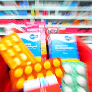  SANTA MARIA, RS, BRASIL, 06-04-2016.Reajuste dos medicamentos.FOTO: GERMANO RORATO/AGÊNCIA RBS, GERALIndexador: GERMANO RORATO