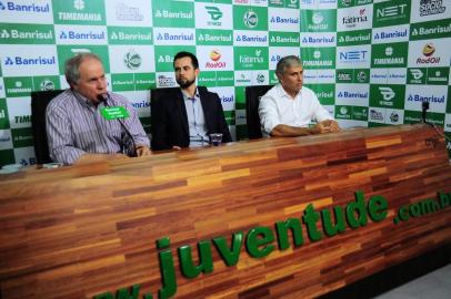 CAXIAS DO SUL, RS, BRASIL, 27/11/2018. Apresentação do novo presidente do Juventude, Walter Dal Zotto Jr. Ele irá substituir Roberto Tonietto que se afasta por questões profissionais. Na foto, Osvaldo Pioner (E), novo diretor-geral de futebol, junto com o novo presidente Walter Dal Zotto Jr (D). (Porthus Junior/Agência RBS)