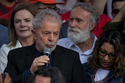 Lula discursa após ser libertado. O ex-presidente foi solto e discursou em frente à sede da PF em Curitiba, após decisão do STF contra a prisão em segunda instância.