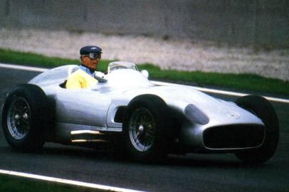   Fangio, campeão mundial por cinco vezes, foi efusivamente saudado em Barcelona, em 1991.