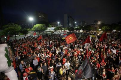  PORTO ALEGRE, RS, BRASIL - 08.11.2019 - Apoiadores de Lula no Largo da Epatur. (Foto: André Ávila/Agencia RBS)