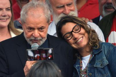  Lula discursa após ser libertado. O ex-presidente foi solto e discursou em frente à sede da PF em Curitiba, após decisão do STF contra a prisão em segunda instância.Former Brazilian President Luiz Inacio Lula da Silva speaks to supporters next to his gilfriend Rosangela da Silva after leaving the Federal Police Headquarters, where he was serving a sentence for corruption and money laundering, in Curitiba, Parana State, Brazil, on November 8, 2019. - A judge in Brazil on Friday authorized the release of ex-president Luiz Inacio Lula da Silva, after a Supreme Court ruling paved the way for thousands of convicts to be freed. (Photo by CARL DE SOUZA / AFP)Editoria: CLJLocal: CuritibaIndexador: CARL DE SOUZASecao: justice and rightsFonte: AFPFotógrafo: STF