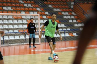 CAXIAS DO SUL, RS, BRASIL, 07/11/2019Treinamento da ACBF. A equipe de Carlos Barbosa enfrenta o Pato Futsal pelas quartas de final da Liga Nacional de Futsal.Valdin - veterano(Lucas Amorelli/Agência RBS)