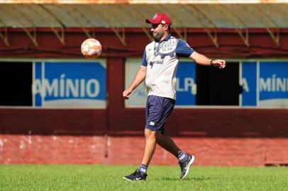  CAXIAS DO SUL, RS, BRASIL, 08/11/2019. Treino do Caxias no estádio Centenário. O Caxias se prepara para o segundo jogo da semifinal da Copa Seu Verari, contra o Pelotas. Na foto, técnico Rafael Lacerda. (Porthus Junior/Agência RBS)Indexador: ANTONIO VALIENTE                