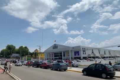 Fachada da Havan e diversas pessoas chegando na inauguração da loja