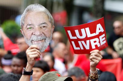 A supporter of former president (2003-2011) Luiz Inacio Lula da Silva holds a mask of the leftist leader and a sign reading "Lula Free" during a gathering outside the metalworkers' union building in Sao Bernardo do Campo, in metropolitan Sao Paulo, Brazil, on November 9, 2019. Brazil's leftist icon Luiz Inacio Lula da Silva walked free from jail Friday after a year and a half behind bars for corruption following a court ruling that could release thousands of convicts.