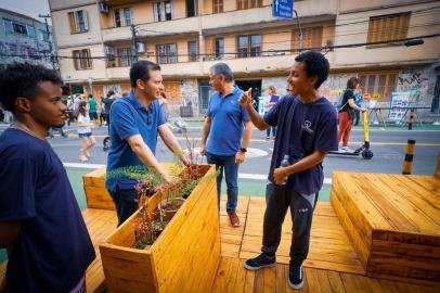 Rua João Alfredo, em Porto Alegre, recebe bancos, estruturas de madeira e plantas