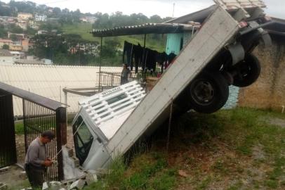 Carro invade terreno no bairro Planalto, em Caxias