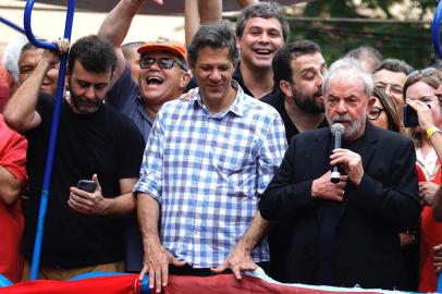 Lula no Sindicato dos MetalÃºrgicosSÃO PAULO, SP, 09.11.2019: LULA-SINDICATO: O ex-presidente Lula, solto ontem pela JustiÃ§a, discursa em frente ao Sindicato dos MetalÃºrgicos de SÃ£o Bernardo do Campo, na Grande SP. (Foto: Marcelo Chello/Folhapress)