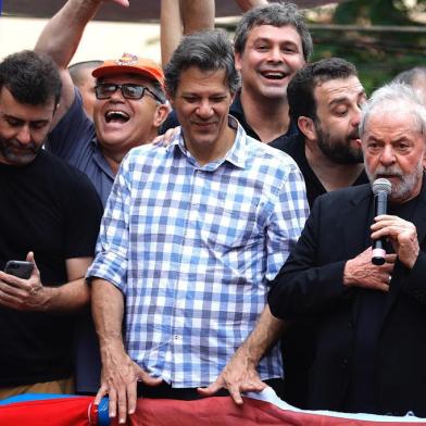 Lula no Sindicato dos MetalÃºrgicosSÃO PAULO, SP, 09.11.2019: LULA-SINDICATO: O ex-presidente Lula, solto ontem pela JustiÃ§a, discursa em frente ao Sindicato dos MetalÃºrgicos de SÃ£o Bernardo do Campo, na Grande SP. (Foto: Marcelo Chello/Folhapress)