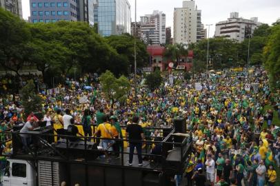 Centenas de manifestantes estão concentrados no Parque Moinhos de Vento, na Capital, em ato de repúdio contra a decisão do Supremo Tribunal Federal (STF).