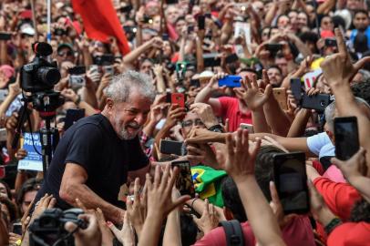 Brazilian former president (2003-2011) Luiz Inacio Lula da Silva greets supporters during a rally outside the metalworkers union building in Sao Bernardo do Campo, in metropolitan Sao Paulo, Brazil, on November 9, 2019. - Brazils leftist icon Luiz Inacio Lula da Silva walked free from jail Friday after a year and a half behind bars for corruption following a court ruling that could release thousands of convicts. (Photo by NELSON ALMEIDA / AFP)