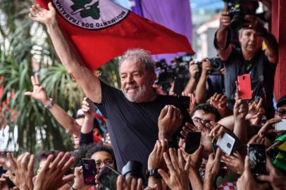 Brazilian former president (2003-2011) Luiz Inacio Lula da Silva waves to supporters during a rally outside the metalworkers union building in Sao Bernardo do Campo, in metropolitan Sao Paulo, Brazil, on November 9, 2019. - Brazils leftist icon Luiz Inacio Lula da Silva walked free from jail Friday after a year and a half behind bars for corruption following a court ruling that could release thousands of convicts. (Photo by NELSON ALMEIDA / AFP)