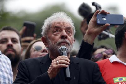 Brazilian former president (2003-2011) Luiz Inacio Lula da Silva speaks during a rally outside the metalworkers union building in Sao Bernardo do Campo, in metropolitan Sao Paulo, Brazil, on November 9, 2019. - Brazils leftist icon Luiz Inacio Lula da Silva walked free from jail Friday after a year and a half behind bars for corruption following a court ruling that could release thousands of convicts. (Photo by Miguel Schincariol / AFP)