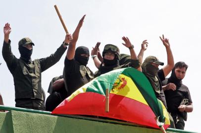 Policemen demonstrate at their headquarters in Santa Cruz, in eastern Bolivia, on November 9, 2019 after joining a rebellion launched on the eve by police officers in the central city of Cochabamba. - Police in three Bolivian cities joined anti-government protests Friday, in one case marching with demonstrators in La Paz, in the first sign security forces are withdrawing support from President Evo Morales after a disputed election that has triggered riots. (Photo by DANIEL WALKER / AFP)