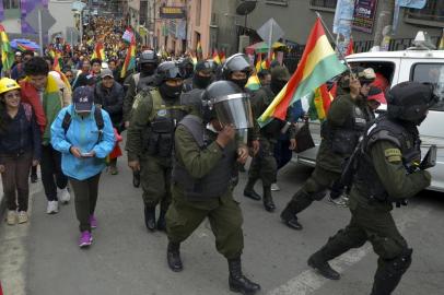 Police officers, who have joined a rebellion, take part in a march to protest against the government in La Paz, Bolivia, on November 9, 2019. - Police in three Bolivian cities joined anti-government protests Friday, in one case marching with demonstrators in La Paz, in the first sign security forces are withdrawing support from President Evo Morales after a disputed election that has triggered riots. (Photo by AIZAR RALDES / AFP)