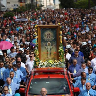 SANTA MARIA, RS, BRASIL,10/11/2019- Fiéis participam de romaria para Nossa Senhora Medianeira, em Santa Maria. (Foto: Ronald Mendes / Especial)