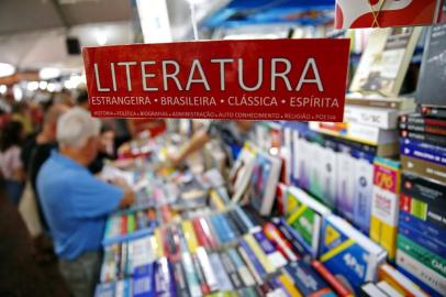  PORTO ALEGRE, RS, BRASIL, 02-11-2019: Feira do Livro de Porto Alegre durante o sábado, em seu segundo dia de funcionamento (FOTO FÉLIX ZUCCO/AGÊNCIA RBS, Editoria Segundo Caderno).Indexador: Felix Zucco