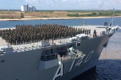 Maiores navios da Marinha chegam a Recife para reforçar combate ao óleo nas praias.