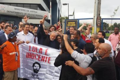  **EM BAIXA RESOLUÇÃO** CURITIBA, PR, BRASIL - 08.11.2019 - Apoiadores de Lula aguardam sua saída da prisão. (Foto: Fábio Schaffner/Agencia RBS)