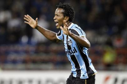 Brazils Gremio  footballer Ze Roberto celebrates a goal over Chilean Huachipato during their Copa Libertadores 2013 football match  in Talcahuano, Chile, on April 18, 2013.AFP PHOTO/CARLOS ACUNA