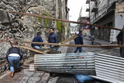  People block a street in the surroundings of the main square in La Paz on November 11, 2019. - Bolivia's Evo Morales announced his resignation on Sunday, caving in following three weeks of sometimes-violent protests over his disputed re-election after the army and police withdrew their backing. (Photo by AIZAR RALDES / AFP)Editoria: WARLocal: La PazIndexador: AIZAR RALDESSecao: crisisFonte: AFPFotógrafo: STR