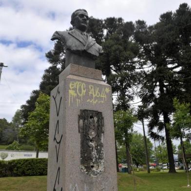  CAXIAS DO SUL, RS, BRASIL, 11/11/2019Placa do busto na praça Getúlio Vargas é roubada. Praça no começo da Av. Júlio de Castilhos(Lucas Amorelli/Agência RBS)